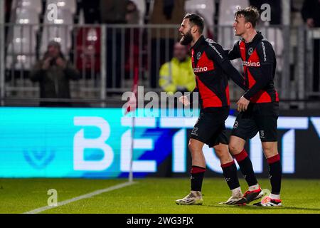 Almere, Niederlande. Februar 2024. ALMERE, NIEDERLANDE - 2. FEBRUAR: Peer Koopmeiners vom Almere City FC und Theo Barbet vom Almere City FC feiern ihren Sieg beim niederländischen Eredivisie-Spiel zwischen Almere City FC und Excelsior Rotterdam im Yanmar Stadion am 2. Februar 2024 in Almere, Niederlande. (Foto von Andre Weening/Orange Pictures) Credit: dpa/Alamy Live News Stockfoto