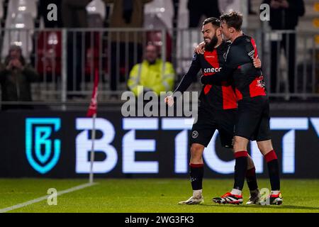 Almere, Niederlande. Februar 2024. ALMERE, NIEDERLANDE - 2. FEBRUAR: Peer Koopmeiners vom Almere City FC und Theo Barbet vom Almere City FC feiern ihren Sieg beim niederländischen Eredivisie-Spiel zwischen Almere City FC und Excelsior Rotterdam im Yanmar Stadion am 2. Februar 2024 in Almere, Niederlande. (Foto von Andre Weening/Orange Pictures) Credit: dpa/Alamy Live News Stockfoto