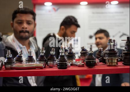 Neu-Delhi, Indien. Februar 2024. Der Besucher betrachtet die Autokomponenten, die während der 5. Ausgabe der ACMA Automechanika New Delhi auf der Bharat Mobility Global Expo 2024 vorgestellt werden. Die von ACMA, der Automotive Component Manufacturers Association, organisierte Ausstellung repräsentiert Hersteller aus der indischen Automobilindustrie mit 500 Ausstellern aus Indien und 12 weiteren Ländern, die an der ausstellung teilnehmen. Quelle: SOPA Images Limited/Alamy Live News Stockfoto