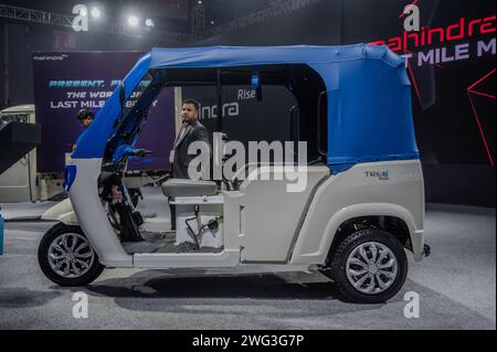Neu-Delhi, Indien. Februar 2024. Mahindra Treo Plus Electric Rikscha wird während der 5. Ausgabe von ACMA Automechanika New Delhi auf der Bharat Mobility Global Expo 2024 vorgestellt. Die von ACMA, der Automotive Component Manufacturers Association, organisierte Ausstellung repräsentiert Hersteller aus der indischen Automobilindustrie mit 500 Ausstellern aus Indien und 12 weiteren Ländern, die an der ausstellung teilnehmen. Quelle: SOPA Images Limited/Alamy Live News Stockfoto