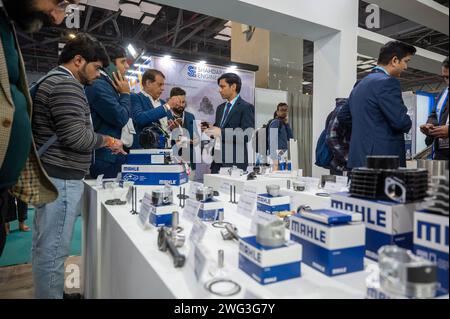 Neu-Delhi, Indien. Februar 2024. Der Besucher betrachtet die Autokomponenten, die auf der Mahle (Mahle GmbH ist ein deutscher Automobilteilhersteller) Stand während der 5. Ausgabe der ACMA Automechanika New Delhi auf der Bharat Mobility Global Expo 2024 vorgestellt werden. Die von ACMA, der Automotive Component Manufacturers Association, organisierte Ausstellung repräsentiert Hersteller aus der indischen Automobilindustrie mit 500 Ausstellern aus Indien und 12 weiteren Ländern, die an der ausstellung teilnehmen. Quelle: SOPA Images Limited/Alamy Live News Stockfoto