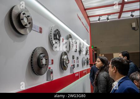 Neu-Delhi, Indien. Februar 2024. Der Besucher betrachtet die UV-beschichteten Bremsscheiben für Autokomponenten, die während der 5. Ausgabe der ACMA Automechanika New Delhi auf der Bharat Mobility Global Expo 2024 vorgestellt wurden. Die von ACMA, der Automotive Component Manufacturers Association, organisierte Ausstellung repräsentiert Hersteller aus der indischen Automobilindustrie mit 500 Ausstellern aus Indien und 12 weiteren Ländern, die an der ausstellung teilnehmen. Quelle: SOPA Images Limited/Alamy Live News Stockfoto