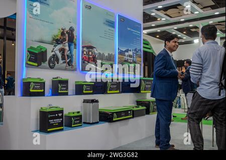 Neu-Delhi, Indien. Februar 2024. Der Hersteller von Lithium-Ionen-Akkus spricht mit seinem Käufer während der 5. Ausgabe der ACMA Automechanika New Delhi auf der Bharat Mobility Global Expo 2024. Die von ACMA, der Automotive Component Manufacturers Association, organisierte Ausstellung repräsentiert Hersteller aus der indischen Automobilindustrie mit 500 Ausstellern aus Indien und 12 weiteren Ländern, die an der ausstellung teilnehmen. Quelle: SOPA Images Limited/Alamy Live News Stockfoto