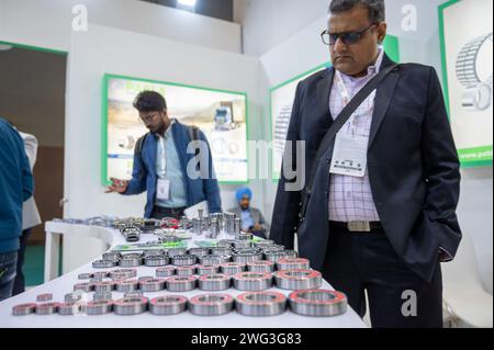 Neu-Delhi, Indien. Februar 2024. Der Besucher betrachtet das Kugellager der Autokomponenten, die während der 5. Ausgabe der ACMA Automechanika New Delhi auf der Bharat Mobility Global Expo 2024 vorgestellt werden. Die von ACMA, der Automotive Component Manufacturers Association, organisierte Ausstellung repräsentiert Hersteller aus der indischen Automobilindustrie mit 500 Ausstellern aus Indien und 12 weiteren Ländern, die an der ausstellung teilnehmen. Quelle: SOPA Images Limited/Alamy Live News Stockfoto