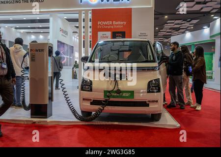 Neu-Delhi, Indien. Februar 2024. Ein Hersteller von Ladestationen für Elektrofahrzeuge, der seine Produkte während der 5. Ausgabe der ACMA Automechanika New Delhi auf der Bharat Mobility Global Expo 2024 präsentiert. Die von ACMA, der Automotive Component Manufacturers Association, organisierte Ausstellung repräsentiert Hersteller aus der indischen Automobilindustrie mit 500 Ausstellern aus Indien und 12 weiteren Ländern, die an der ausstellung teilnehmen. Quelle: SOPA Images Limited/Alamy Live News Stockfoto