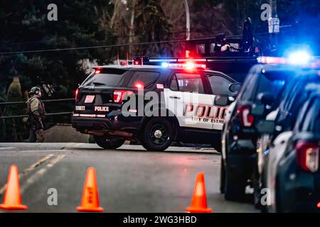 Das SWAT-Team wird an einem Ort in Everett stationiert, der sich im 11100er Block des Paine Field Way befindet. Ein Mann wurde am Mittwochabend nach einer intensiven 11-stündigen Unterbrechung mit dem Everett Police Department (EPD) festgenommen. Der Vorfall ereignete sich gegen 12:32 Uhr, nachdem die Behörden einen Bericht über eine illegale Entladung von Schusswaffen aus einem Wohnhaus im Block 11100 des Paine Field Way erhalten hatten. Stockfoto