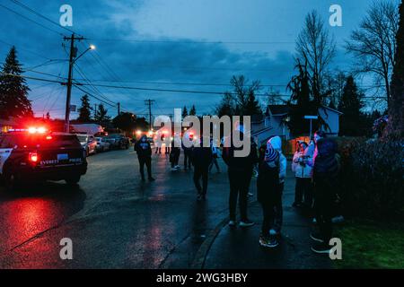 An der Stelle, an der sich ein Schützenpersonal des Everett Police Department, des Snohomish County Sheriff's Office und des South County Fire befindet, sind derzeit anwesend. Ein Mann wurde am Mittwochabend nach einer intensiven 11-stündigen Unterbrechung mit dem Everett Police Department (EPD) festgenommen. Der Vorfall ereignete sich gegen 12:32 Uhr, nachdem die Behörden einen Bericht über eine illegale Entladung von Schusswaffen aus einem Wohnhaus im Block 11100 des Paine Field Way erhalten hatten. Stockfoto