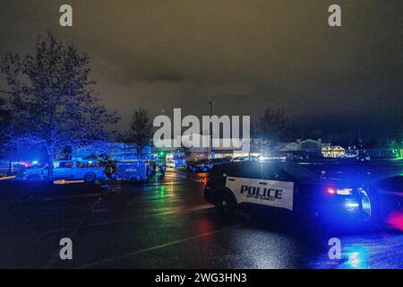 Everett, Usa. Januar 31, 2024. Der Polizist von Everett sperrt eine Straße während einer Staffel im Block 11100 des Paine Field Way in Everett. Ein Mann wurde am Mittwochabend nach einer intensiven 11-stündigen Unterbrechung mit dem Everett Police Department (EPD) festgenommen. Der Vorfall ereignete sich gegen 12:32 Uhr, nachdem die Behörden einen Bericht über eine illegale Entladung von Schusswaffen aus einem Wohnhaus im Block 11100 des Paine Field Way erhalten hatten. (Foto: Chin Hei Leung/SOPA Images/SIPA USA) Credit: SIPA USA/Alamy Live News Stockfoto