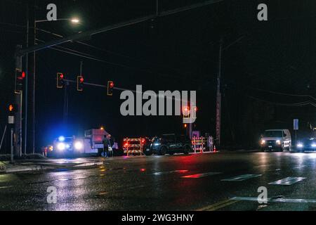 Everett, Usa. Januar 31, 2024. Der Polizist von Everett sperrt eine Straße während einer Staffel im Block 11100 des Paine Field Way in Everett. Ein Mann wurde am Mittwochabend nach einer intensiven 11-stündigen Unterbrechung mit dem Everett Police Department (EPD) festgenommen. Der Vorfall ereignete sich gegen 12:32 Uhr, nachdem die Behörden einen Bericht über eine illegale Entladung von Schusswaffen aus einem Wohnhaus im Block 11100 des Paine Field Way erhalten hatten. (Foto: Chin Hei Leung/SOPA Images/SIPA USA) Credit: SIPA USA/Alamy Live News Stockfoto