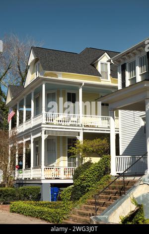 Traditionelles Haus mit gestapelter oder doppelter Veranda in Charleston South Carolina USA Stockfoto