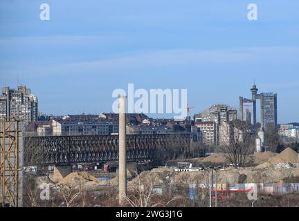 Belgrad: Skyline mit industriellem Stadtrand und Westtor (Genex Tower), Serbien Stockfoto