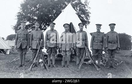 Männer des 7. Platoon, 2. Bataillon, Bedfordshire Volunteer Regiment, kampierten 1917 im Luton Hoo Park. Stockfoto