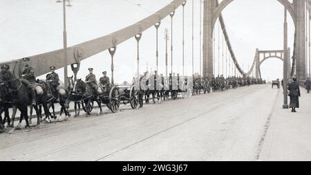 Britische Truppen überquerten die Deutz-Hängebrücke in Colgne, Großbritannien besetzte Deutschland 1919. Stockfoto