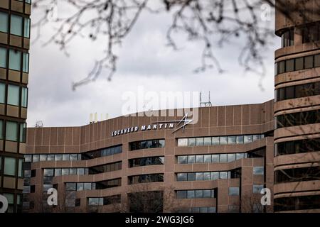 Arlington, Usa. Februar 2024. Das Hauptquartier von Lockheed Martin befindet sich am 2. Februar 2024 in Arlington, Virginia. Lockheed Martin ist einer der größten Rüstungsunternehmen in den Vereinigten Staaten und produziert die F-35-Flugzeuge der nächsten Generation für die USA und ihre NATO-Verbündeten. (Foto: Samuel Corum/SIPA USA) Credit: SIPA USA/Alamy Live News Stockfoto