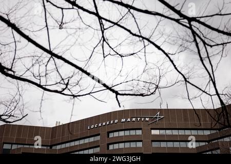 Arlington, Usa. Februar 2024. Das Hauptquartier von Lockheed Martin befindet sich am 2. Februar 2024 in Arlington, Virginia. Lockheed Martin ist einer der größten Rüstungsunternehmen in den Vereinigten Staaten und produziert die F-35-Flugzeuge der nächsten Generation für die USA und ihre NATO-Verbündeten. (Foto: Samuel Corum/SIPA USA) Credit: SIPA USA/Alamy Live News Stockfoto