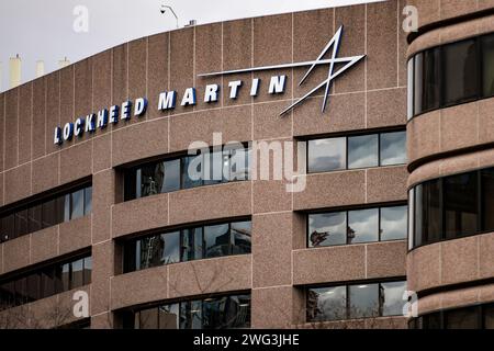 Arlington, Usa. Februar 2024. Das Hauptquartier von Lockheed Martin befindet sich am 2. Februar 2024 in Arlington, Virginia. Lockheed Martin ist einer der größten Rüstungsunternehmen in den Vereinigten Staaten und produziert die F-35-Flugzeuge der nächsten Generation für die USA und ihre NATO-Verbündeten. (Foto: Samuel Corum/SIPA USA) Credit: SIPA USA/Alamy Live News Stockfoto
