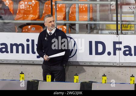 Wolfsburg, Deutschland. Februar 2024. Wolfsburg, Deutschland 02. Februar 2024: 1.DEL - 2023/2024 - Sp. 43: Grizzlys Wolfsburg vs. ERC Ingolstadt im Bild: Chef-Trainer Mark French (Ingolstadt) unzufrieden auf dem Spielfeld. Quelle: dpa/Alamy Live News Stockfoto