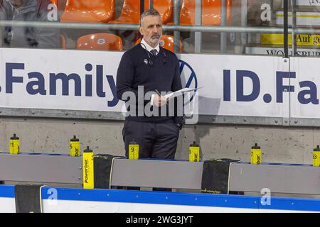 Wolfsburg, Deutschland. Februar 2024. Wolfsburg, Deutschland 02. Februar 2024: 1.DEL - 2023/2024 - Sp. 43: Grizzlys Wolfsburg vs. ERC Ingolstadt im Bild: Chef-Trainer Mark French (Ingolstadt) unzufrieden auf dem Spielfeld. Quelle: dpa/Alamy Live News Stockfoto