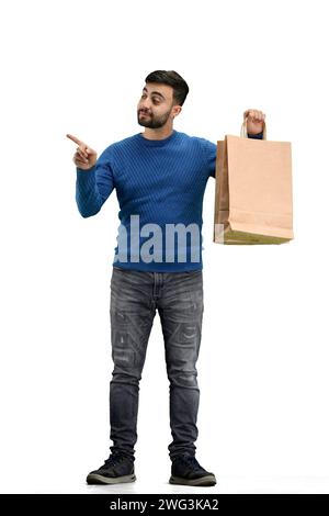 Ein Mann in voller Länge, auf weißem Hintergrund, mit Taschen Stockfoto