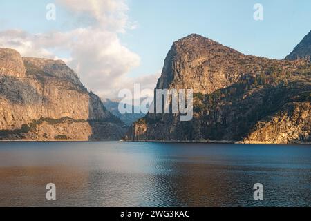 Wunderschöner Panoramablick auf das Hetch Hetchy Reservoir in der Nähe des Yosemite Nationalparks, Kalifornien, USA Stockfoto