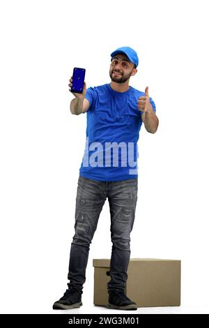Der Zusteller zeigt in voller Höhe auf weißem Hintergrund das Telefon Stockfoto