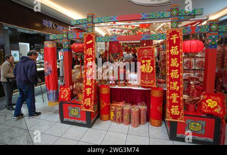 Richmond, Kanada. Februar 2024. Die Besucher besuchen am 2. Februar 2024 die chinesische Neujahrsblume und Geschenkmesse in Richmond, British Columbia, Kanada. Die Messe begann hier am Freitag mit etwa hundert Ständen, die viele Besucher anzogen, um für das kommende chinesische Mondneujahr einzukaufen. Quelle: Liang Sen/Xinhua/Alamy Live News Stockfoto