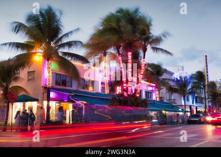 Ocean Drive bei Nacht im South Beach Viertel von Miami Beach, Florida, USA Stockfoto