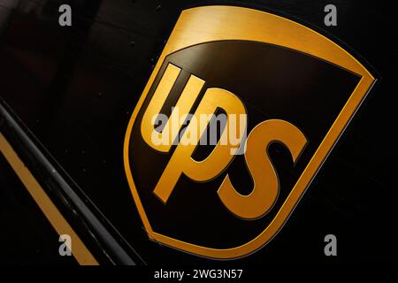 Bethesda, Usa. Februar 2024. Das United Parcel Service (UPS)-Logo befindet sich auf der Seite eines seiner legendären braunen Lieferwagen, der am 2. Februar 2024 in Bethesda, MD, auf seiner Route Halt macht. UPS kündigte an, 12.000 seiner Mitarbeiter zu entlassen, nur sechs Monate nachdem ihre gewerkschaft einen lukrativen neuen Vertrag für ihre Mitglieder erhalten hat. (Foto: Samuel Corum/SIPA USA) Credit: SIPA USA/Alamy Live News Stockfoto