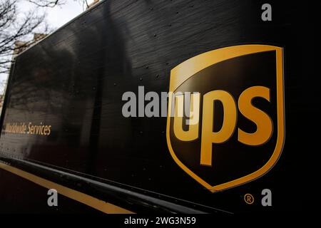 Bethesda, Usa. Februar 2024. Das United Parcel Service (UPS)-Logo befindet sich auf der Seite eines seiner legendären braunen Lieferwagen, der am 2. Februar 2024 in Bethesda, MD, auf seiner Route Halt macht. UPS kündigte an, 12.000 seiner Mitarbeiter zu entlassen, nur sechs Monate nachdem ihre gewerkschaft einen lukrativen neuen Vertrag für ihre Mitglieder erhalten hat. (Foto: Samuel Corum/SIPA USA) Credit: SIPA USA/Alamy Live News Stockfoto