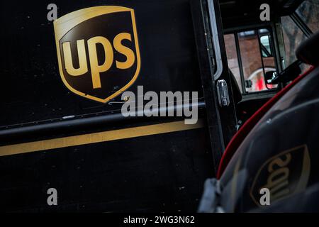 Washington, Usa. Februar 2024. Das United Parcel Service (UPS)-Logo befindet sich auf der Seite eines seiner legendären braunen Lieferwagen, der am 2. Februar 2024 in Washington DC auf seiner Route Halt macht. UPS kündigte an, 12.000 seiner Mitarbeiter zu entlassen, nur sechs Monate nachdem ihre gewerkschaft einen lukrativen neuen Vertrag für ihre Mitglieder erhalten hat. (Foto: Samuel Corum/SIPA USA) Credit: SIPA USA/Alamy Live News Stockfoto