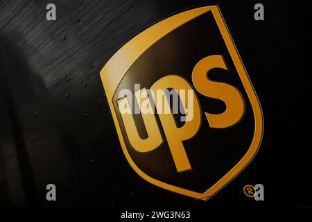 Bethesda, Usa. Februar 2024. Das United Parcel Service (UPS)-Logo befindet sich auf der Seite eines seiner legendären braunen Lieferwagen, der am 2. Februar 2024 in Bethesda, MD, auf seiner Route Halt macht. UPS kündigte an, 12.000 seiner Mitarbeiter zu entlassen, nur sechs Monate nachdem ihre gewerkschaft einen lukrativen neuen Vertrag für ihre Mitglieder erhalten hat. (Foto: Samuel Corum/SIPA USA) Credit: SIPA USA/Alamy Live News Stockfoto