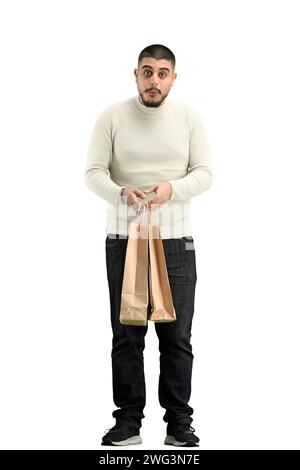 Ein Mann in voller Länge, auf weißem Hintergrund, mit Taschen Stockfoto