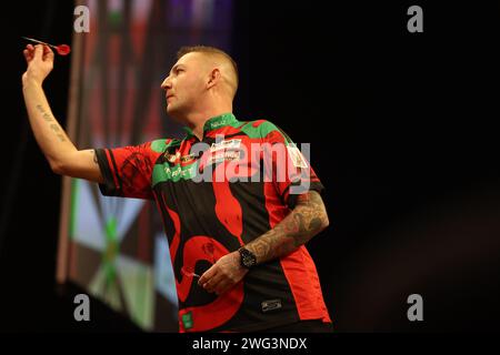 Cardiff, Großbritannien. Februar 2024. Nathan Aspinall aus England. Die 2024 BetMGM Premier League Darts, erste Nacht in der Utilita Arena Cardiff in Cardiff, Südwales am Donnerstag, 1. Februar 2024. Dieses Bild darf nur für redaktionelle Zwecke verwendet werden. Nur redaktionelle Verwendung, Bild von Andrew Orchard/Andrew Orchard Sportfotografie/Alamy Live News Credit: Andrew Orchard Sportfotografie/Alamy Live News Stockfoto