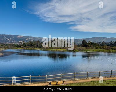 Goleta, CA, USA - 27. Dezember 2023: Lake Los Carneros Park. Dam of Reservoir ist ein Aussichtspunkt mit Blick auf die Berge von Santa Inez. Vögel und Enten an Stockfoto