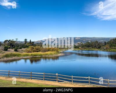 Goleta, CA, USA - 27. Dezember 2023: Lake Los Carneros Park. Dam of Reservoir ist ein Aussichtspunkt mit Blick auf den Berg Santa Inez. Vögel und Enten an Stockfoto