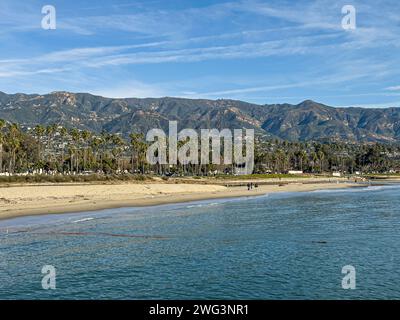 Santa Barbara, CA, USA - 27. Januar 2024: Blick von Stearns Wharf. Oststrand mit Mission Creek, der sich im Pazifik entleert. Santa Ynez Bergkette Stockfoto