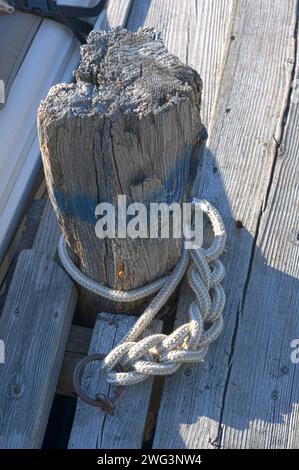 Alte, abgenutzte hölzerne Anlegepfosten auf einem Fischerbootsteg Stockfoto