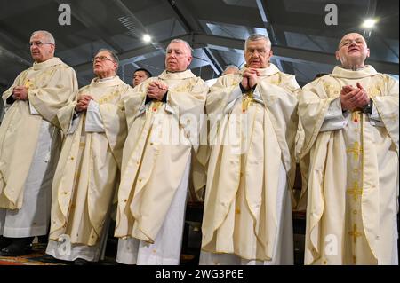 Katholische Priester in liturgischen Gewändern beten. Christliche Priester beten in der Kathedrale. Weihnachtsmesse Um Mitternacht Stockfoto