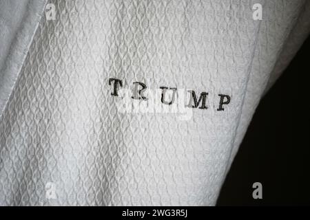 Honolulu, HI - 17. Dezember 2023: Gesticktes Trump Business-Logo auf Hotelbademantel im Donald Trump International Hotel in Waikiki. Stockfoto