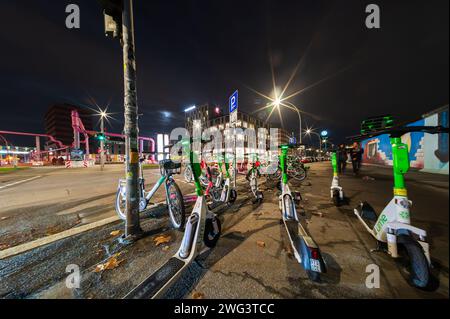 Deutschland , Berlin , 27.12.2023 , Kalk E-Scooter parken im Bereich der East Side Gallery Stockfoto
