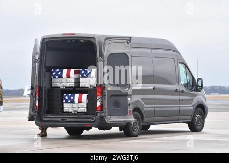 Dover, Usa. Februar 2024. Transport von Sargen von drei Soldaten, die bei einem Drohnenangriff in Jordanien von vom Iran unterstützten Militanten getötet wurden, in einem Transporter. US-Präsident Joe Biden und US First Lady Jill Biden beteiligen sich an der würdevollen Überführung der drei Leichen der Armeeservesoldaten Sgt. William Rivers, Sgt. Breonna Moffett und Sgt. Kennedy Sanders in einem mit Fahnen überzogenen Übergabeschatulle. (Foto: Kyle Mazza/SOPA Images/SIPA USA) Credit: SIPA USA/Alamy Live News Stockfoto