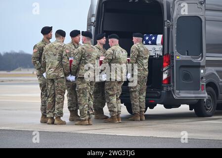 Dover, Usa. Februar 2024. Soldaten überführen den Sarg ihres Kollegen, der bei einem Drohnenangriff in Jordanien von vom Iran unterstützten Milizen getötet wurde, in einen Transportwagen bei der würdevollen Versetzung. US-Präsident Joe Biden und US First Lady Jill Biden beteiligen sich an der würdevollen Überführung der drei Leichen der Armeeservesoldaten Sgt. William Rivers, Sgt. Breonna Moffett und Sgt. Kennedy Sanders in einem mit Fahnen überzogenen Übergabeschatulle. (Foto: Kyle Mazza/SOPA Images/SIPA USA) Credit: SIPA USA/Alamy Live News Stockfoto