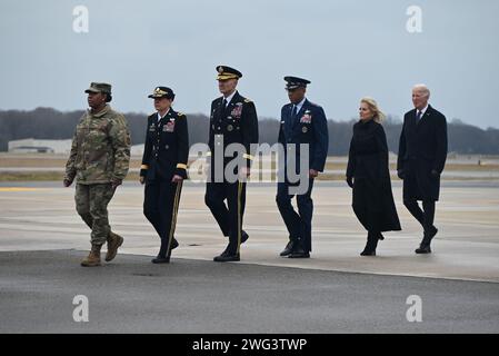 Dover, Usa. Februar 2024. US-Präsident Joe Biden, US First Lady Jill Biden und andere Beamte kommen an, um an einer würdevollen Überführung der drei Soldaten teilzunehmen, die bei einem Drohnenangriff in Jordanien von vom Iran unterstützten Militanten auf der Dover Air Force Base in Dover getötet wurden. US-Präsident Joe Biden und US First Lady Jill Biden beteiligen sich an der würdevollen Überführung der drei Leichen der Armeeservesoldaten Sgt. William Rivers, Sgt. Breonna Moffett und Sgt. Kennedy Sanders in einem mit Fahnen überzogenen Übergabeschatulle. (Foto: Kyle Mazza/SOPA Images/SIPA USA) Credit: SIPA USA/Alamy Live News Stockfoto