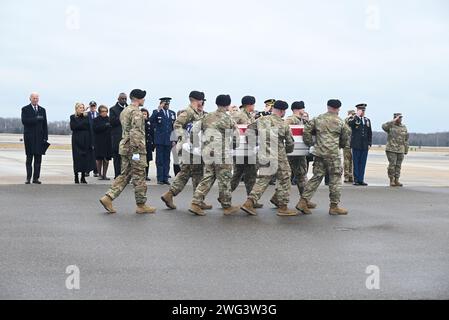 Dover, Usa. Februar 2024. Soldaten tragen den Sarg ihres Kollegen, der bei einem Drohnenangriff in Jordanien von vom Iran unterstützten Militanten getötet wurde, und werden bei der würdevollen Versetzung in einen Transporter gebracht. US-Präsident Joe Biden und US First Lady Jill Biden beteiligen sich an der würdevollen Überführung der drei Leichen der Armeeservesoldaten Sgt. William Rivers, Sgt. Breonna Moffett und Sgt. Kennedy Sanders in einem mit Fahnen überzogenen Übergabeschatulle. Quelle: SOPA Images Limited/Alamy Live News Stockfoto