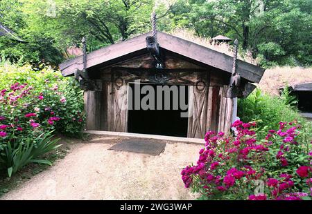 Das Dorfmuseum, Bukarest, Rumänien, ca. 1990. Ausstellung einer unterirdischen Hütte aus dem 19. Jahrhundert aus Olt County mit Gras auf dem Dach. Stockfoto