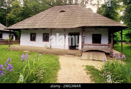 Das Dorfmuseum, Bukarest, Rumänien, ca. 2000. Ein Haus aus dem 19. Jahrhundert aus dem Neamt County. Stockfoto