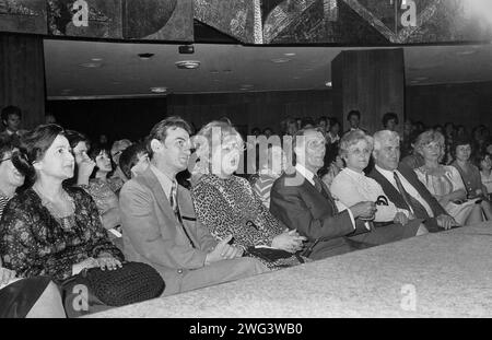 Bukarest, Rumänien, ca. 1977. Personen, die an einer Veranstaltung im 'Intercontinental Hotel' teilnehmen. Vierte Person von links nach rechts, der Direktor des Dorfmuseums, Gheorghe Focșa. Stockfoto