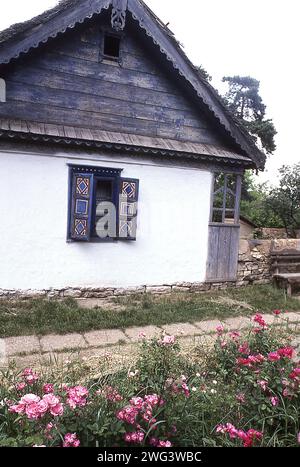 Das Dorfmuseum in Bukarest, Rumänien, ca. 1990. Haus aus dem 19. Jahrhundert aus Tulcea County mit Holzläden. Stockfoto