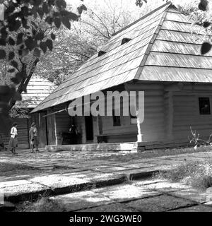 Das Dorfmuseum, Bukarest, Rumänien, ca. 1977. Ein Haus aus dem 18. Jahrhundert aus dem Suceava County. Stockfoto