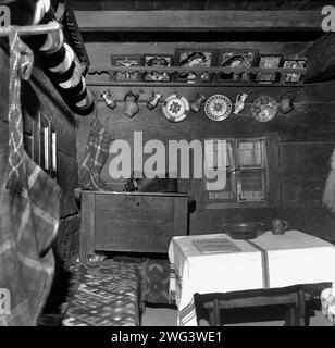 Das Dorfmuseum, Bukarest, Rumänien, ca. 1977. Rustikales Interieur des Hauses aus dem 17. Jahrhundert aus Berbesti, Maramures. Stockfoto